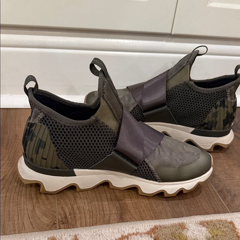 Sorrell kinetic Velcro strap sneaker. Mash with leather and suede upper.